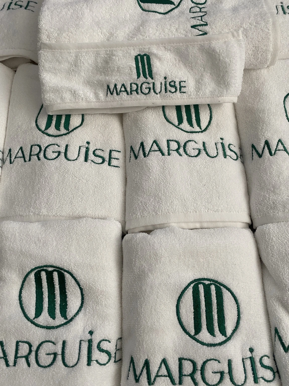 Masaj Havlusu 9 Beyaz logolu masaj havlusu ve spa masaj salonu havlusu