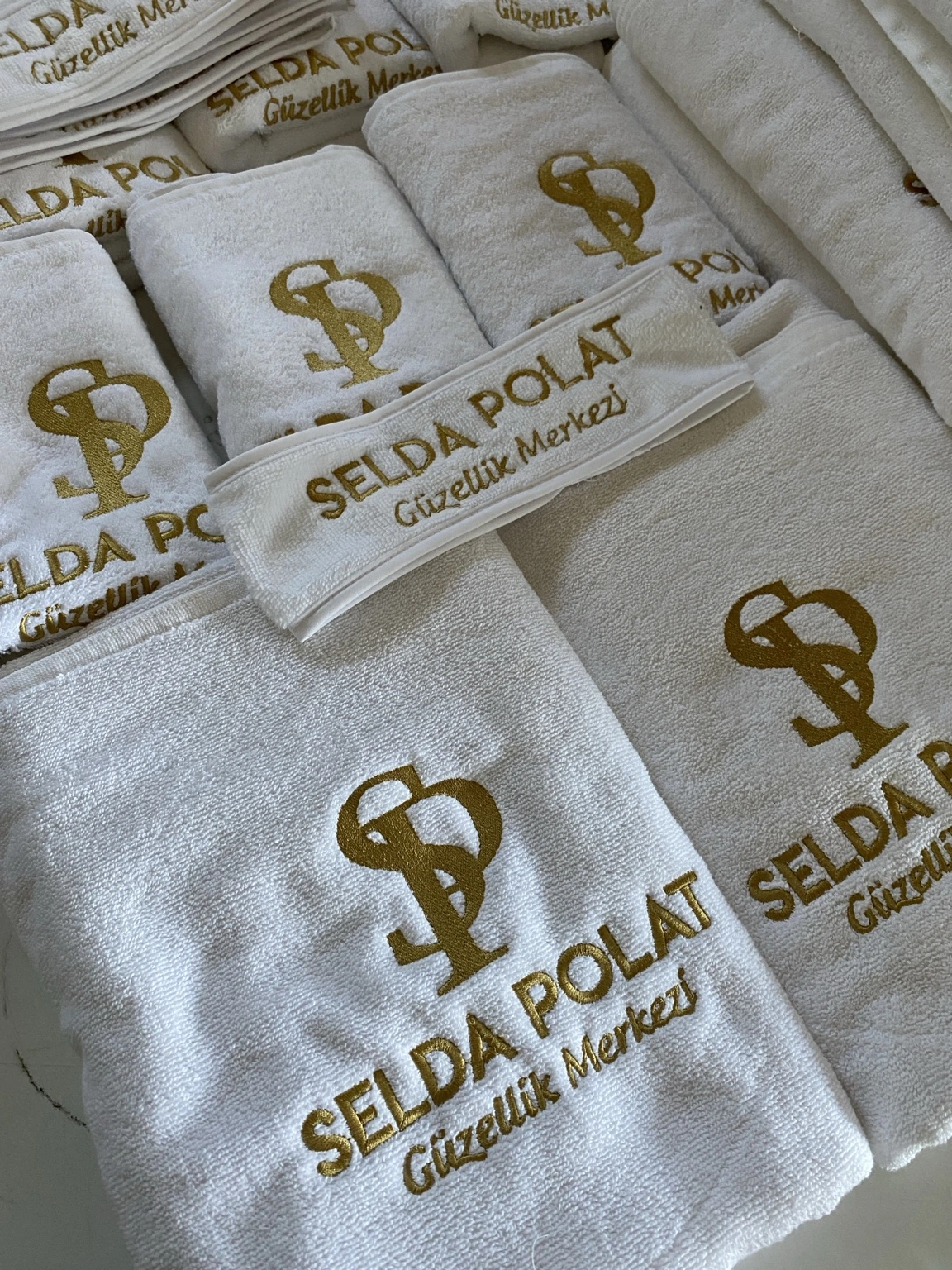 Güzellik Merkezi Havlusu 11 Beyaz Selda Polat Güzellik Merkezi logo nakışlı havluları