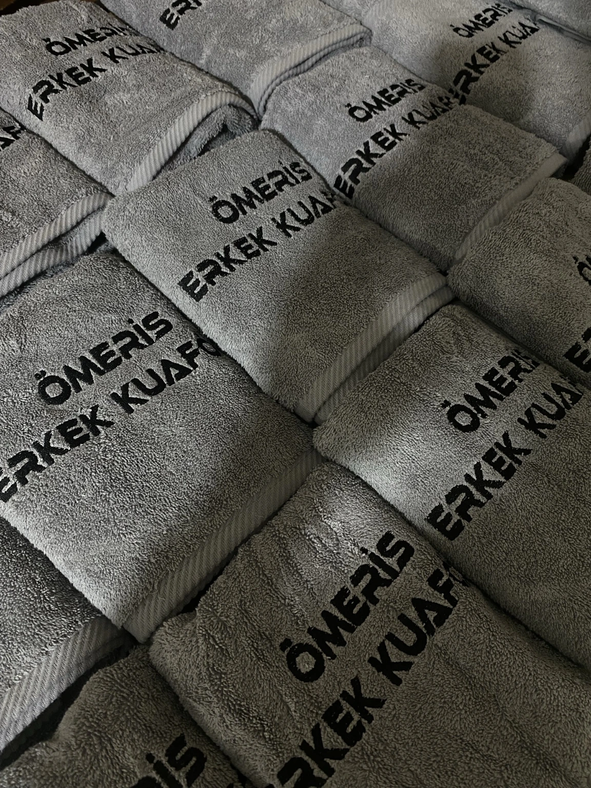Nakışlı Havlu 6 Berber salonları için gri nakışlı havlular