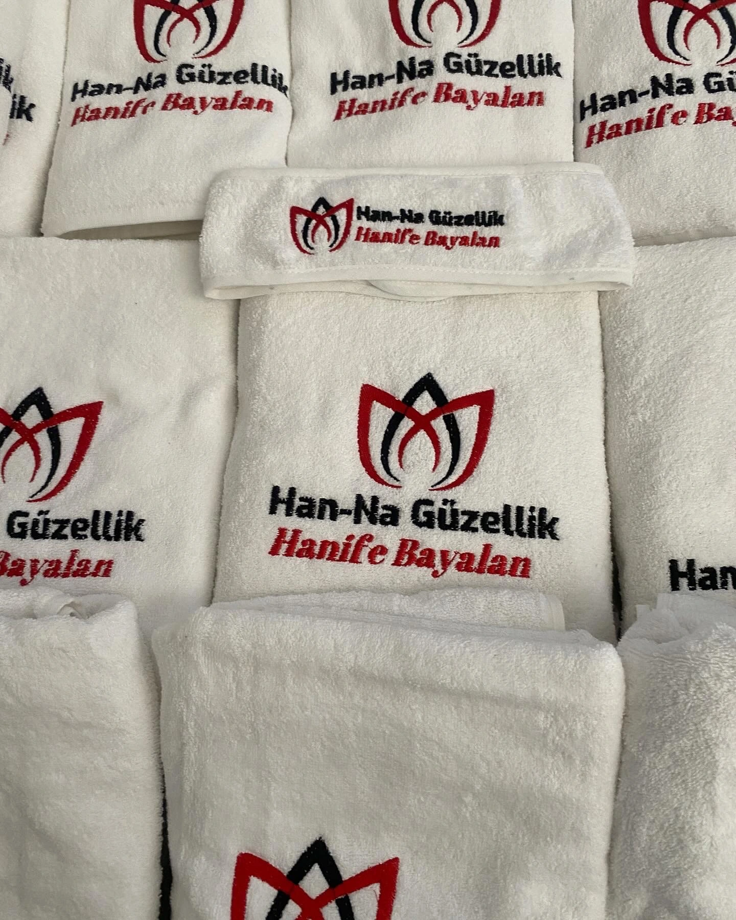 Masaj Havlusu 7 Beyaz logo nakışlı güzellik ve masaj havlusu