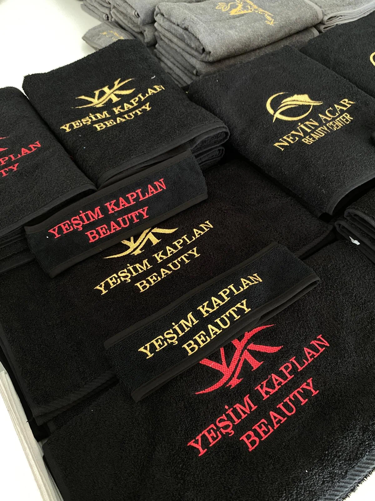 Güzellik Merkezi Havlusu 18 Siyah Siyah Güzellik Merkezi Havlusu logo nakışlı güzellik salonu havluları