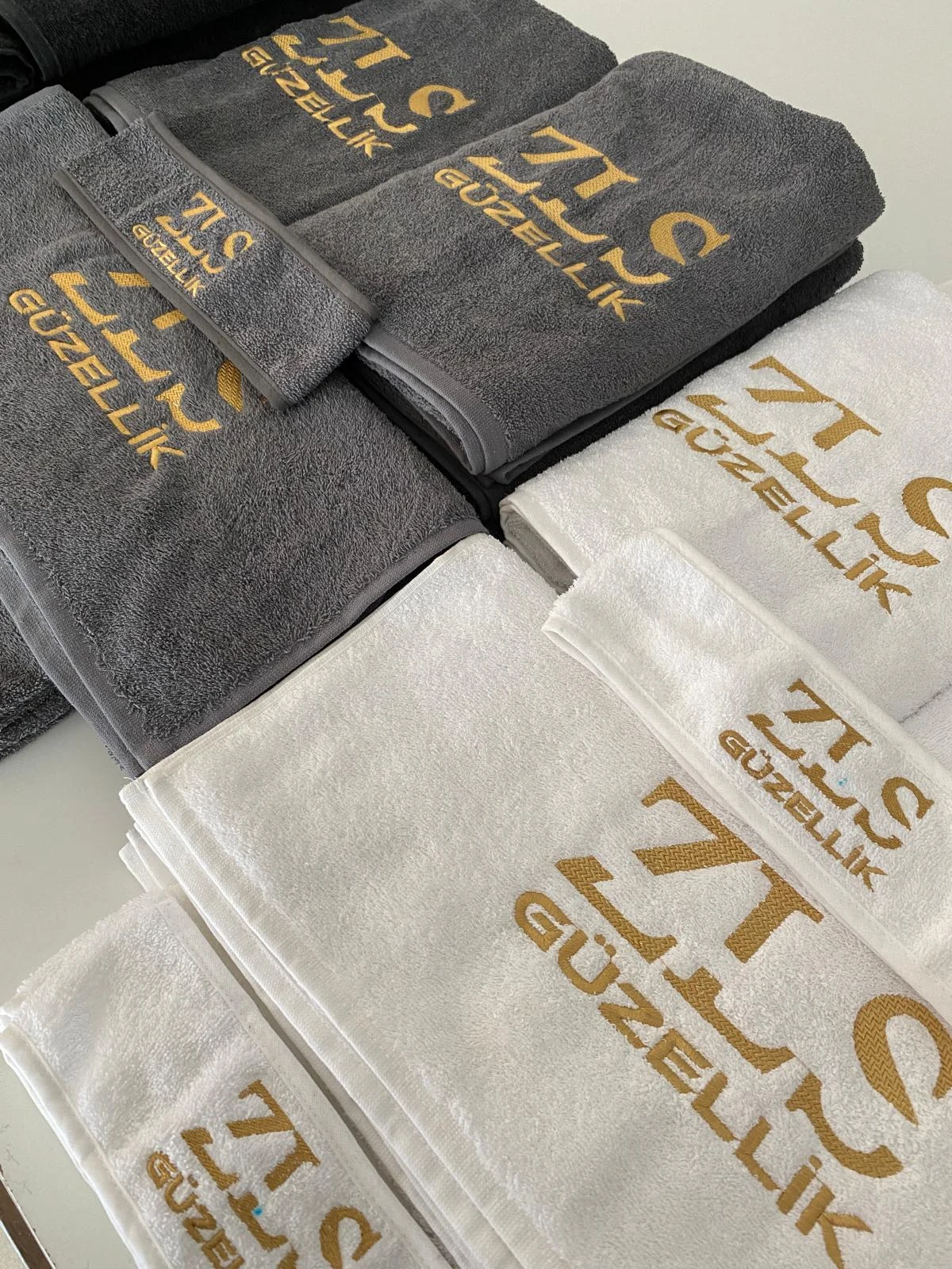 Güzellik Merkezi Havlusu 1 Gri ve beyaz ZLC Güzellik logo nakışlı havlu seti
