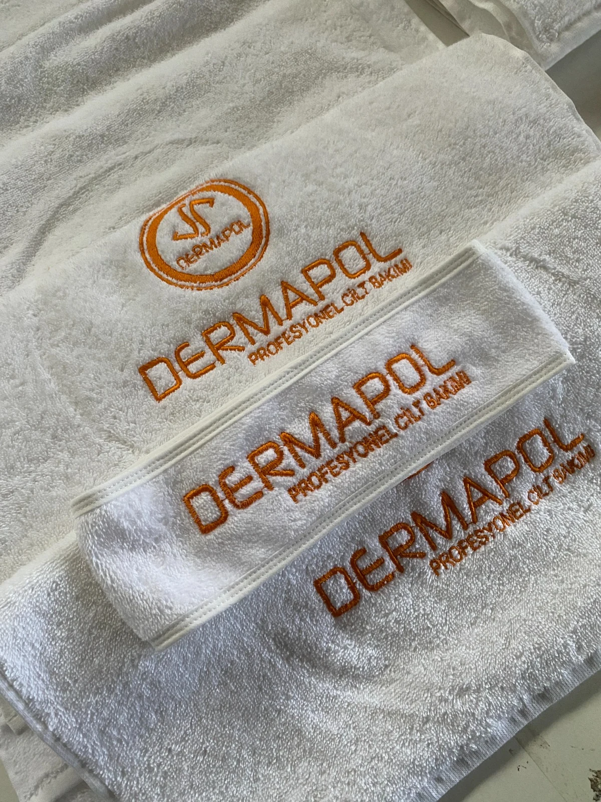 Güzellik Merkezi Havlusu 6 Beyaz Dermapol profesyonel cilt bakımı logo nakışlı havlular