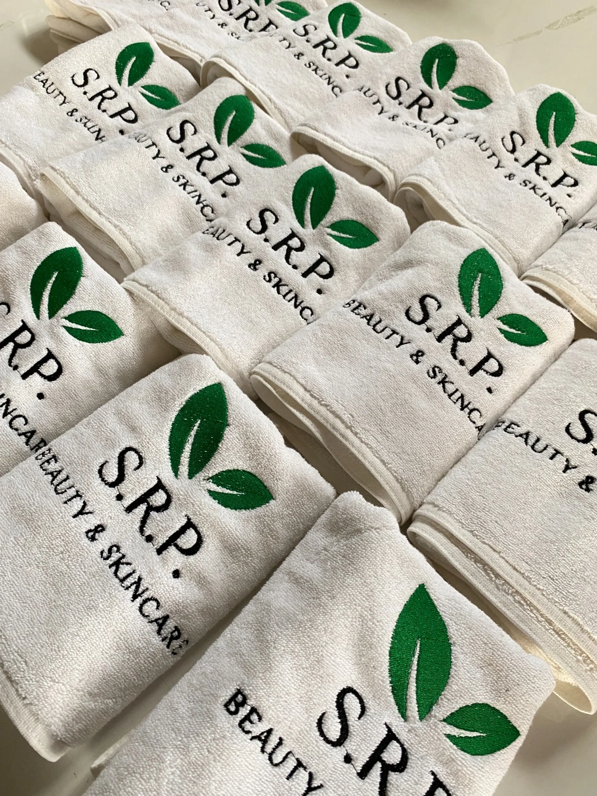 Güzellik Merkezi Havlusu 7 Beyaz SRP Beauty Skincare logo nakışlı güzellik merkezi havluları