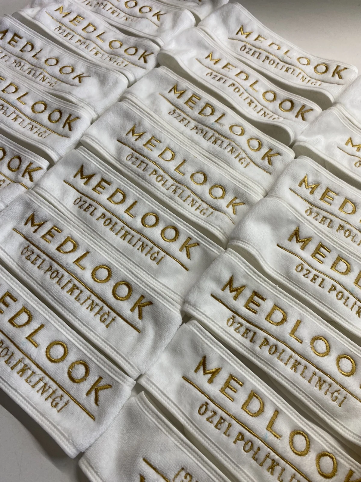 Güzellik Merkezi Havlusu 8 Beyaz Medlook özel polikliniği logo nakışlı havluları