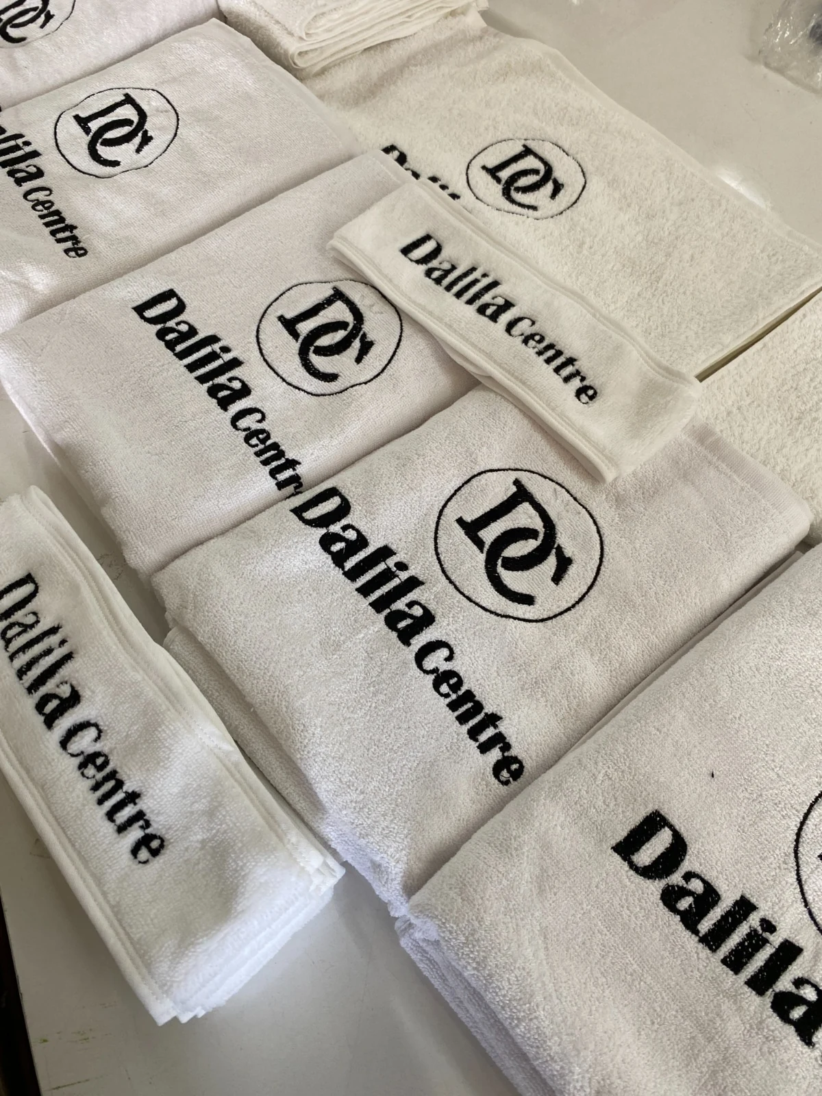 Güzellik Merkezi Havlusu 19 Beyaz Dalia Centre logo nakışlı güzellik merkezi havluları