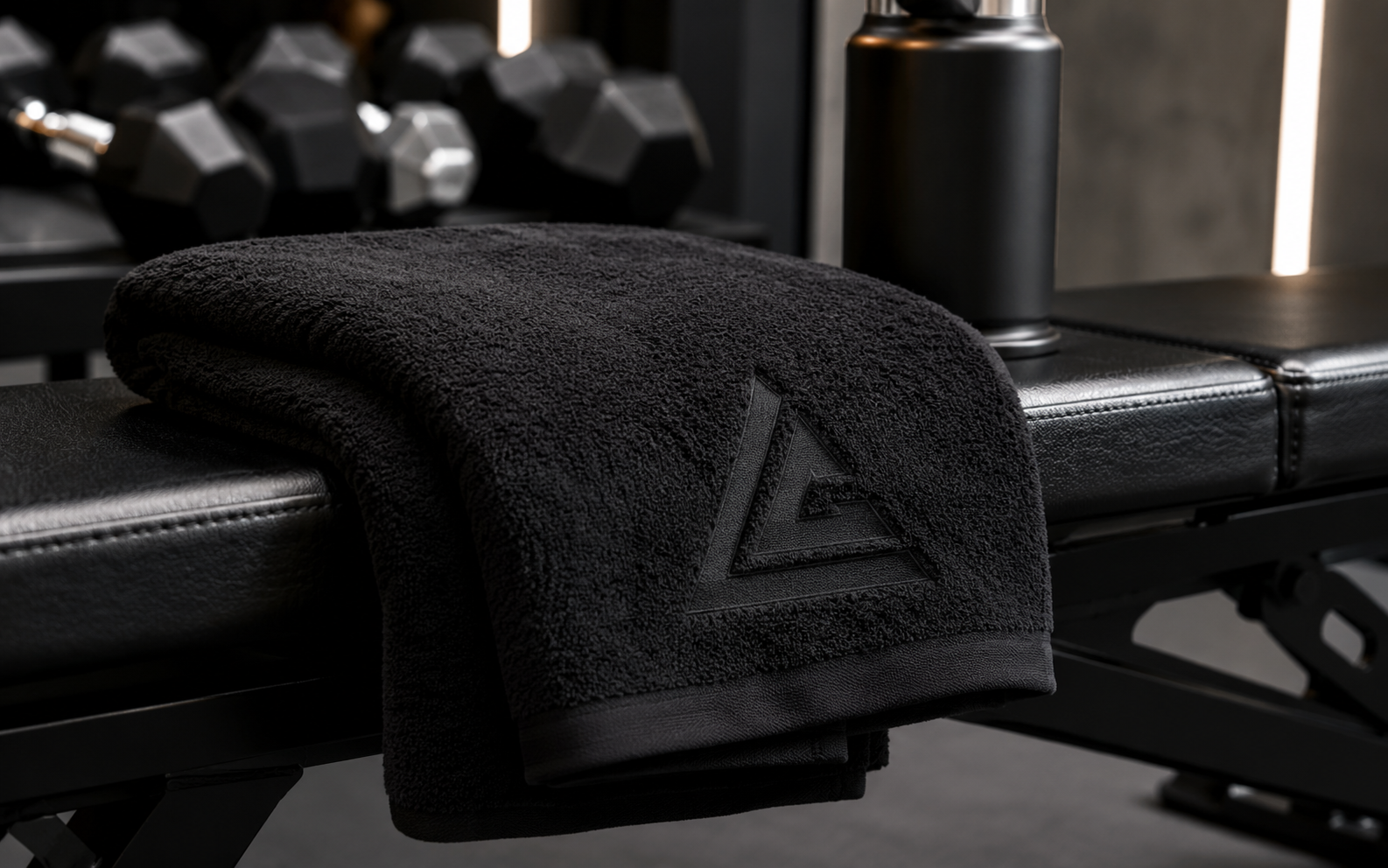 Modern spor salonunda siyah Luna Cotton logolu havlu