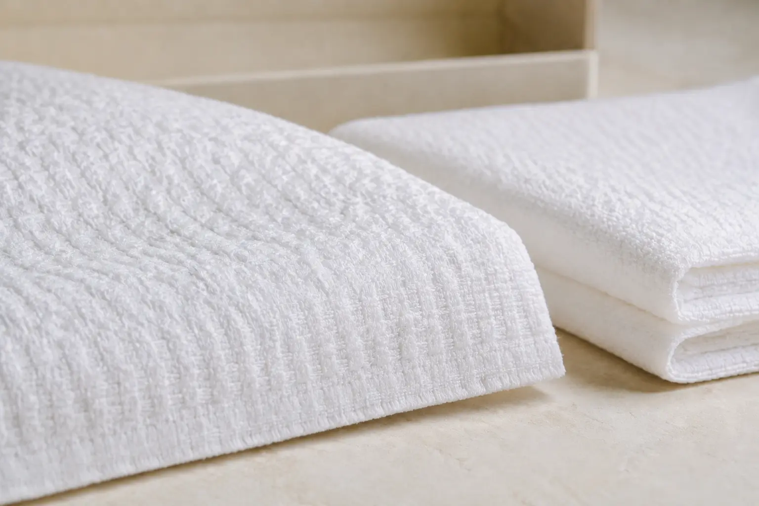 Dikişsiz beyaz ihram kumaşı dokuma yüzeyi ve düz kendinden kenar detayı